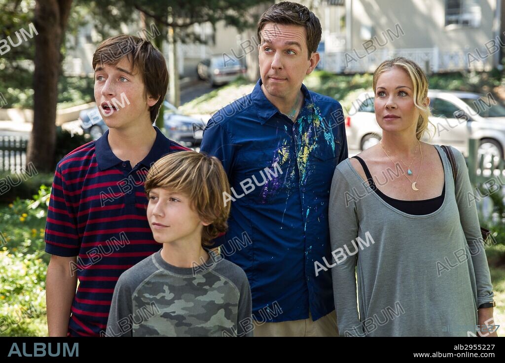 CHRISTINA APPLEGATE, ED HELMS, SKYLER GISONDO und STEELE STEBBINS in VACATION, 2015, unter der Regie von JOHN FRANCIS DALEY und JONATHAN M. GOLDSTEIN. Copyright NEW LINE CINEMA / STONE, PETER "HOPPER".