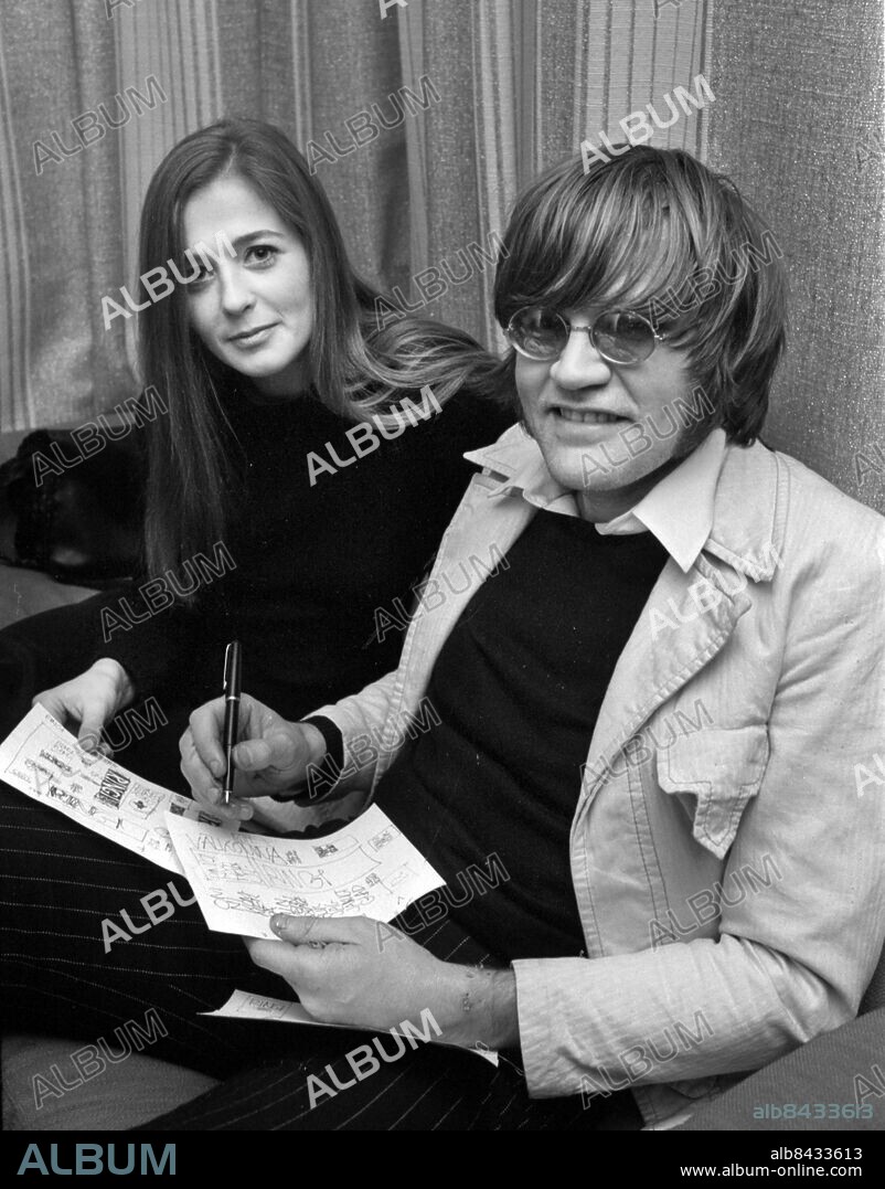 GÖTEBORG 1972-11-20.. Premiär Måndagsklubben i Östra Nordstaden som drevs av Lasse Fryklund - konstnären Amye Lindahl med konstnär Kjell Sörensen-Ringi (1939-2010). Amye var sedermera gift med skådespelaren Toivo Pawlo Foto: Bror Augustsson / Kamerareportage / TT / Kod: 2524.