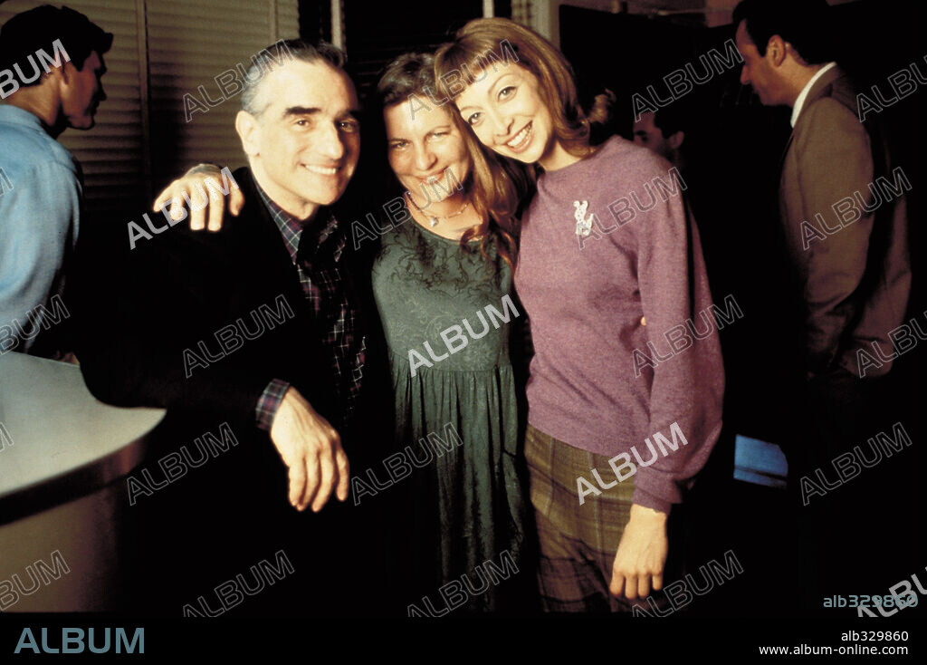 ILLEANA DOUGLAS and MARTIN SCORSESE in GRACE OF MY HEART, 1996, directed by ALLISON ANDERS. Copyright UNIVERSAL PICTURES / BARIUS, CLAUDETTE.
