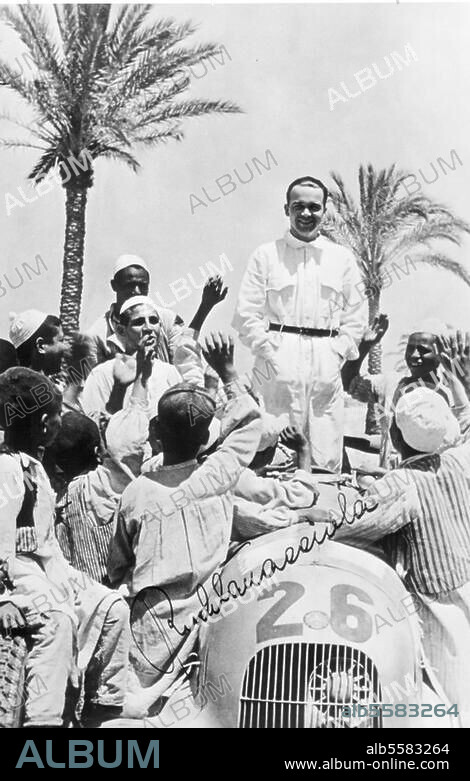 Caracciola, Rudolf Autorennfahrer Remagen 30.1.1901 - Kassel 28.9.1959. Rudolf Caracciola mit seinem Mercedes-Benz-Rennwagen wird nach seinem überlegenen Sieg beim "Großen Preis von Tripolis" (12. Mai 1935) von der Jugend umjubelt. Foto.