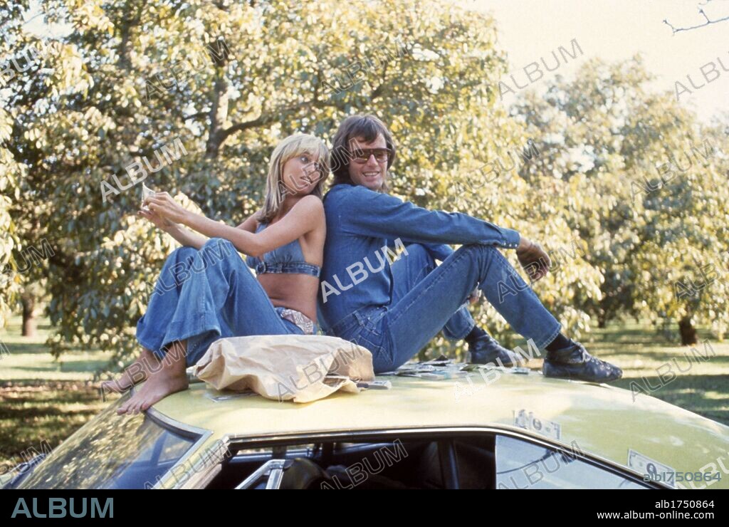 PETER FONDA y SUSAN GEORGE en LA INDECENTE MARY Y LARRY EL LOCO, 1974 (DIRTY MARY CRAZY LARRY), dirigida por JOHN HOUGH. Copyright TWENTIETH CENTURY-FOX FILM CORPORATION.