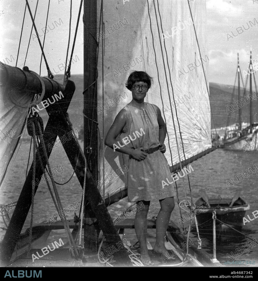 Hermine de SAUSSURE (1901-1984) sur le voilier lors du voyage des 5 jeunes filles en mediterranee (Ella Maillart dite Kini, Hermine de Saussure dite Miette, Yvonne de Saussure, Marthe Oulie dite Patchoum et Mariel Jean-Brunhes dite Riel) sur le voilier 'Bonita' vers la Crete pour des fouilles archeologiques en 1925. Photo Mariel Jean-Brunhes (1905-2001). Credit: Brunhes-Delamarre/KHARBINE-TAPABOR.