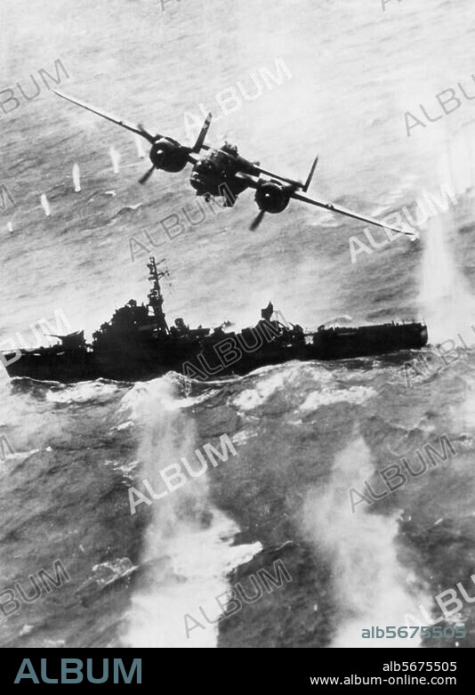 Geschichte / 2. Weltkrieg /. Luftkrieg:. Krieg im Pazifik: US-Kampfbomber B-25 greift einen japanischen Zerstörer an. Foto, undat.