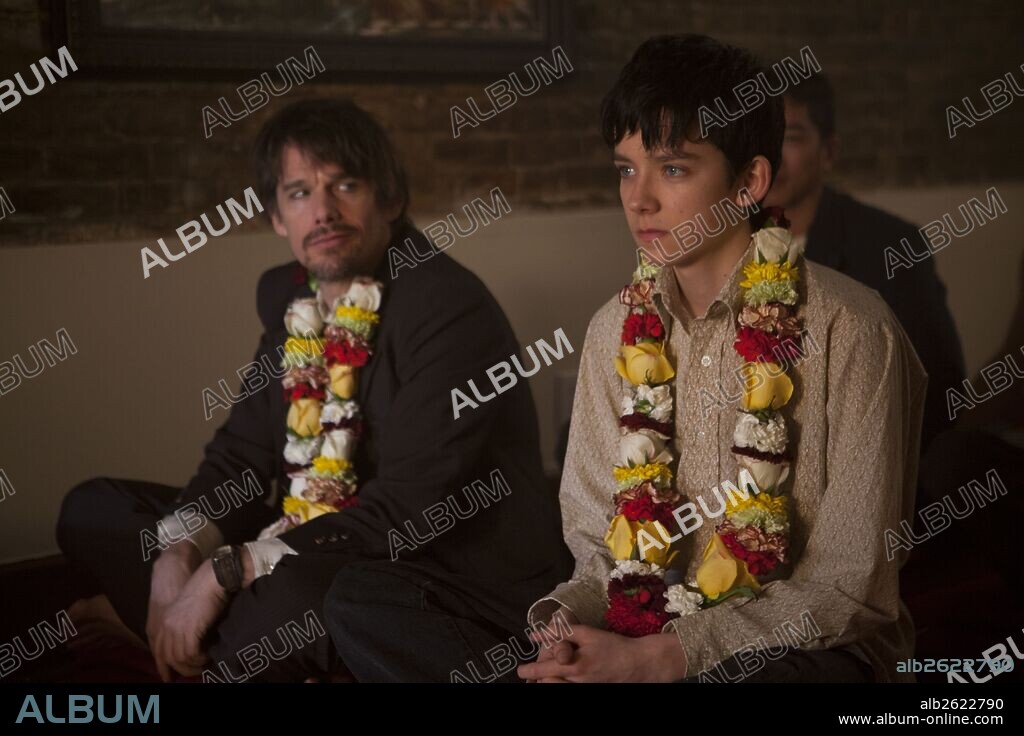 ASA BUTTERFIELD and ETHAN HAWKE in TEN THOUSAND SAINTS, 2015 (10,000 SAINTS), directed by ROBERT PULCINI and SHARI SPRINGER BERMAN. Copyright MAVEN PICTURES / WHILDEN, JOJO.