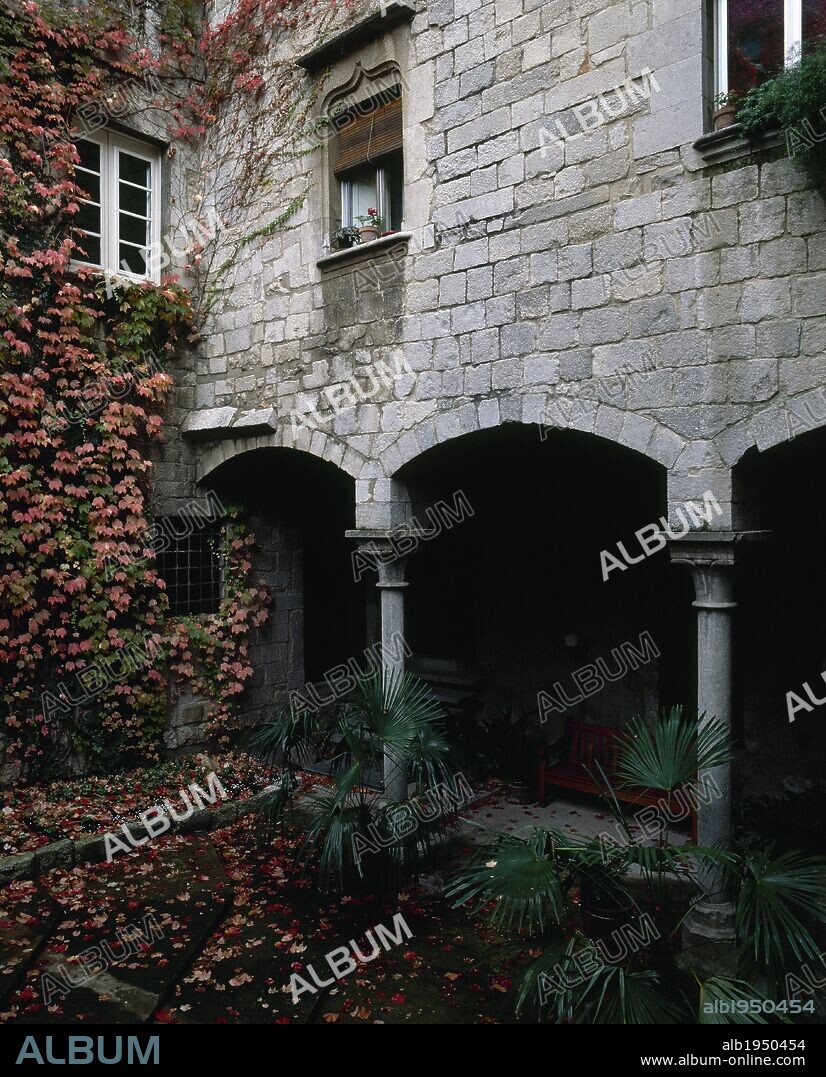 ARTE GOTICO. ESPAÑA. SIGLOS XIII-XIV. CASA DE LA PABORDIA, edificio de los siglos XIII y XIV y ampliado posteriormente. Vista del interior del que destacan sus bellas arcadas. GIRONA. Cataluña.