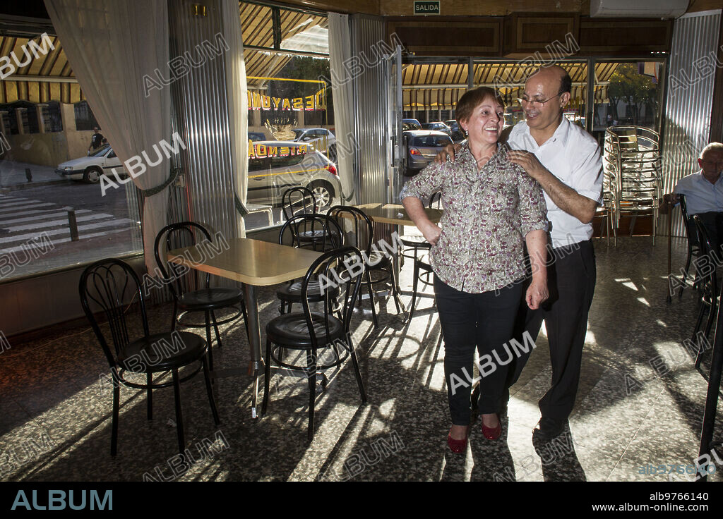 Madrid, October 2014. Fuencarral and Villaverde are the scene these days of the filming of the traditional Christmas Lottery advertisement, the popular Gordo. In the image, Fernán de Jesús and Margarita Rendón, owners of the La Muralla bar. photo Isabel Permuy ARCHDC.