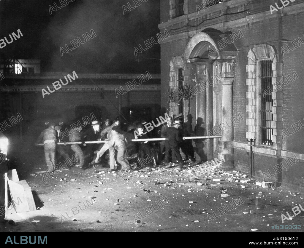 San Jose, California: November 27, 1933. The lynch mob using 30 foot long pieces of pipe to break down the iron doors of the county jail to get to Thomas Thurmond and John Holmes, the kidnapers and slayers of Brooke Hart.