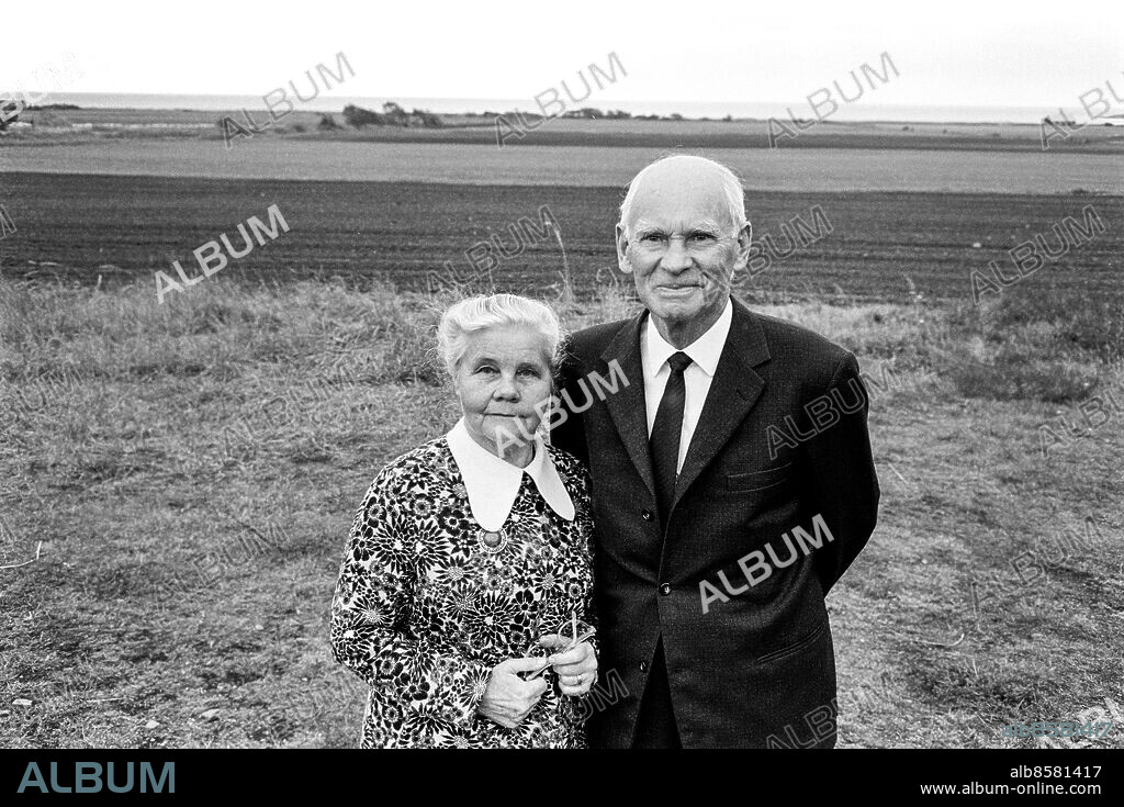 FALKENBERG 1970-10-04.. Eira och Gustav Johansson, föräldrar till Arne Johansson, missionär i Maceio, utsänd av Falkenbergs pingstförsamling.. Foto: Bertil S-son Åberg / RiR / SVT / Kod: 5600. Bild och reportage publ. i RiR 44/70 sid. 24-27 inför TV-programmet Svensk pingstvind över Brasilien.. RiR 19947 sv/v neg.