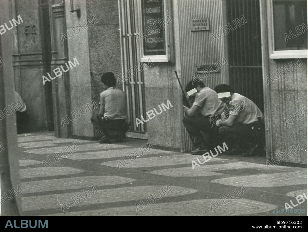 Barcelona 05/24/1981. Robbery at the Central Bank of Barcelona. The robbers entered the headquarters, a seven-story building in Plaza de Cataluña, on May 23. The GEO acted on Sunday the 24th, arresting nine of the eleven assailants. One more was killed. In the image, forces of the National Police support the actions of the GEO from different points.