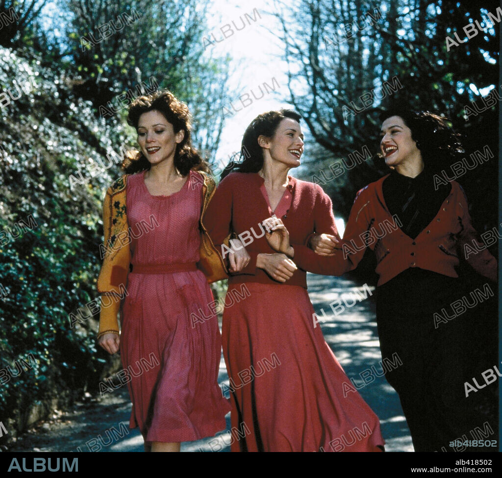 ANNA FRIEL, CATHERINE McCORMACK and RACHEL WEISZ in THE LAND GIRLS, 1998. Copyright INTERMEDIA FILM/CHANNEL FOUR/CAMERA ONE/CANAL +.