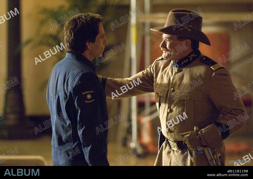 BEN STILLER y ROBIN WILLIAMS en NOCHE EN EL MUSEO 2, 2009 (NIGHT AT THE MUSEUM: BATTLE OF THE SMITHSONIAN), dirigida por SHAWN LEVY. Copyright 20TH CENTURY FOX. RELEASE DATE: May 22, 2009 . MOVIE TITLE: Night at the Museum: Battle of the Smithsonian. STUDIO: Twentieth Century-Fox Films. PLOT: Security guard Larry Daley infiltrates the Smithsonian Institute in order to rescue Jedediah and Octavius, who have been shipped to the museum by mistake. PICTURED: BEN STILLER as Larry Daley and ROBIN WILLIAMS as Teddy Roosevelt.