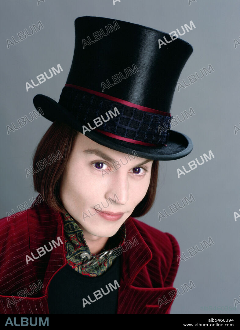 JOHNNY DEPP en CHARLIE Y LA FABRICA DE CHOCOLATE, 2005 (CHARLIE AND THE CHOCOLATE FACTORY), dirigida por TIM BURTON. Copyright WARNER BROS.