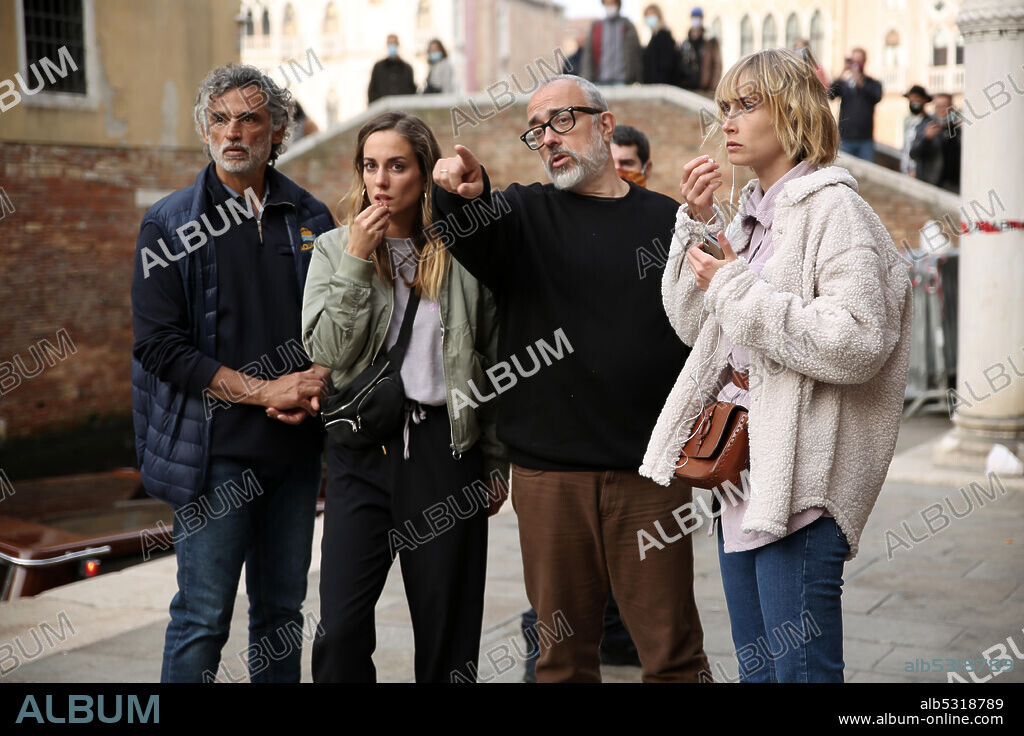 ALEX DE LA IGLESIA, INGRID GARCIA JONSSON und SILVIA ALONSO in VENECIAFRENIA, 2021, unter der Regie von ALEX DE LA IGLESIA. Copyright Amazon Studios / Sony Pictures Entertainment.