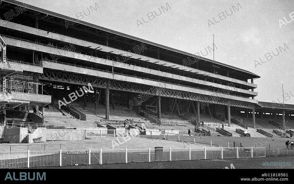 The new grandstand at Epsom racecourse , Surrey . 1927.