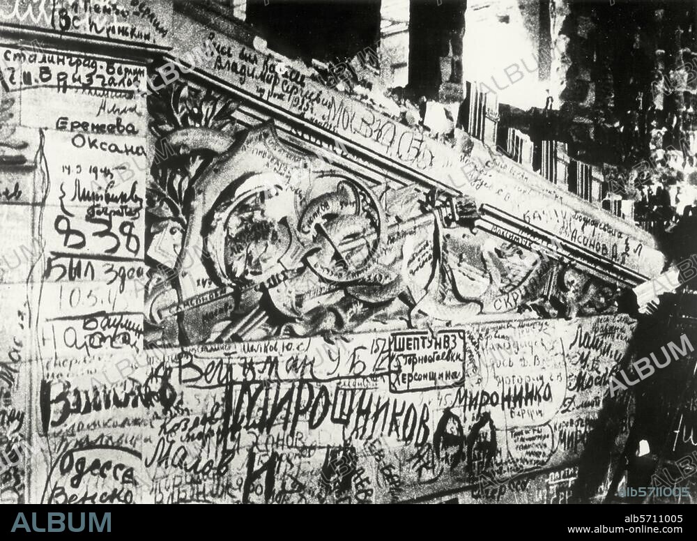 Berlin / Kriegsende 1945: Groß-Berlin unter sowjetischer Militärverwaltung.-Russische "Graffiti" an den Wänden des Reichstagsgebäudes.-Foto, Mai 1945.