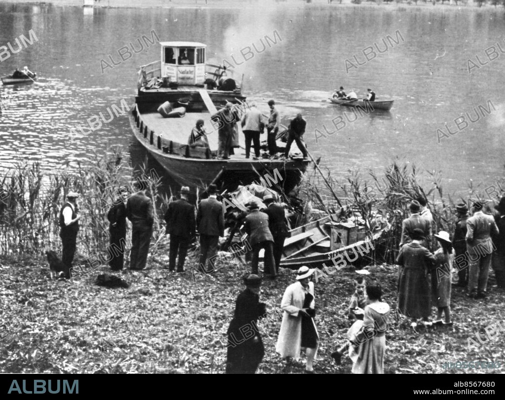 SEKLET-KUNGLIGT-30    I augusti 1935 kör det belgiska kungaparet Kung Leopold och drottning Astrid, med Leopold vid ratten, av vägen vid Kssnachter See. Kung Leopold klarar sig nästan oskadd medan hans maka drottning Astrid omkommer. Drottning Astrid var dotter till svenska prins Carl och prinsessan Ingeborg. Bilden visar hur bilen bärgas vid olycksplatsen. Foto: Dagens Nyheter Kod: 192/9909 COPYRIGHT SCANPIX SWEDEN.
