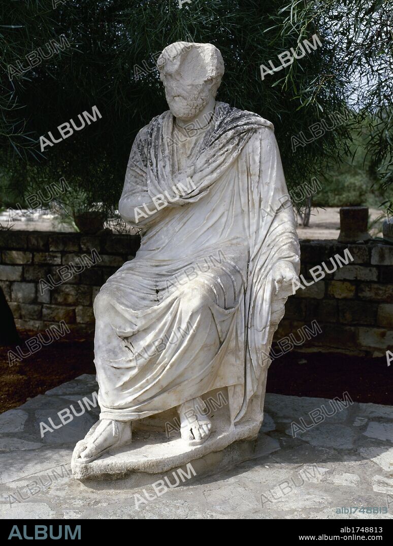 ARTE ROMANO. GRECIA. Estatua de mármol de un TOGADO ROMANO. Lapidarium. Yacimiento de GORTINA. ISLA DE CRETA.