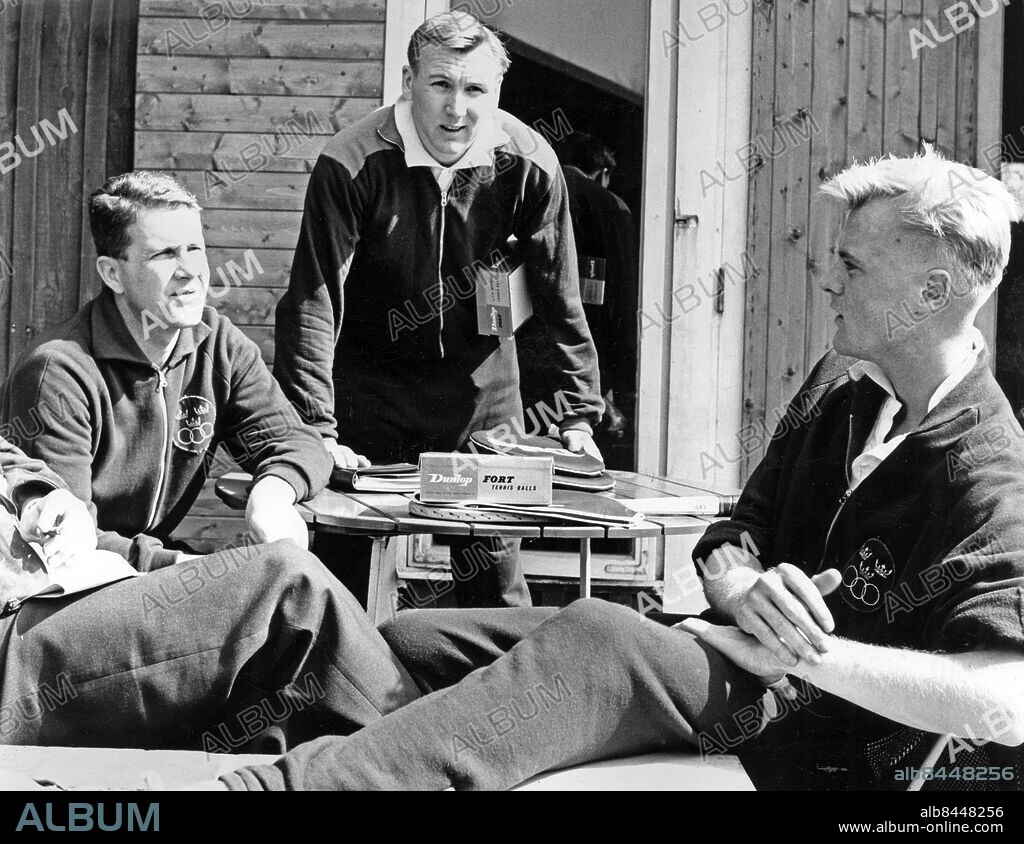 HELSINGBORG 1960-04-20.. Tennisledaren Mats Hasselquist och tennisspelarna Acke Axelsson och Janne Lundqvist diskuterar Davis Cup-matchen mot Sydafrika under en träningspaus på Pålsjöbanorna i Helsingborg.. Foto: Gösta Carnsten / AB Text & Bilder / SVT / Kod: 5600. Mapp: Lundkvist, Jan-Erik Tennis I.P.. Trio Tennis.