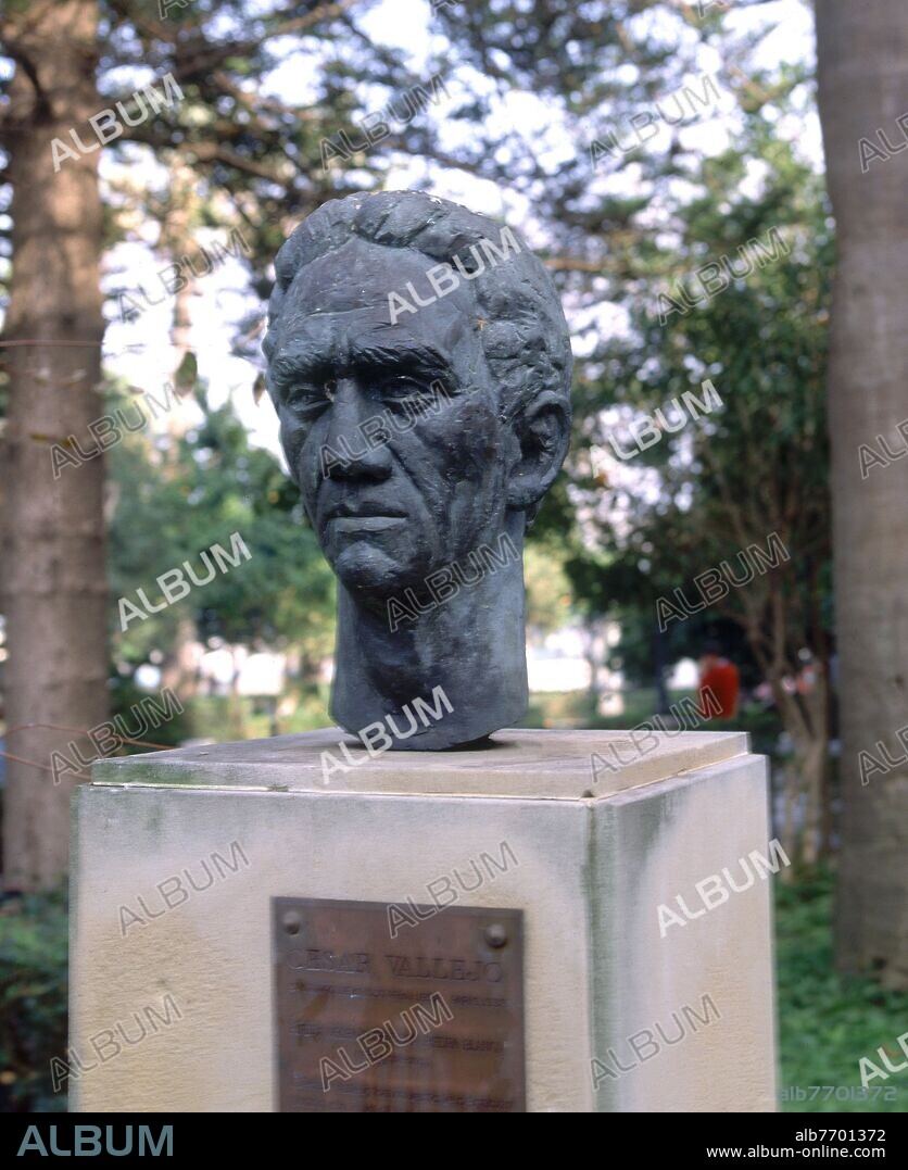 BUSTO DE CESAR VALLEJO EN LA ALAMEDA APODACA.