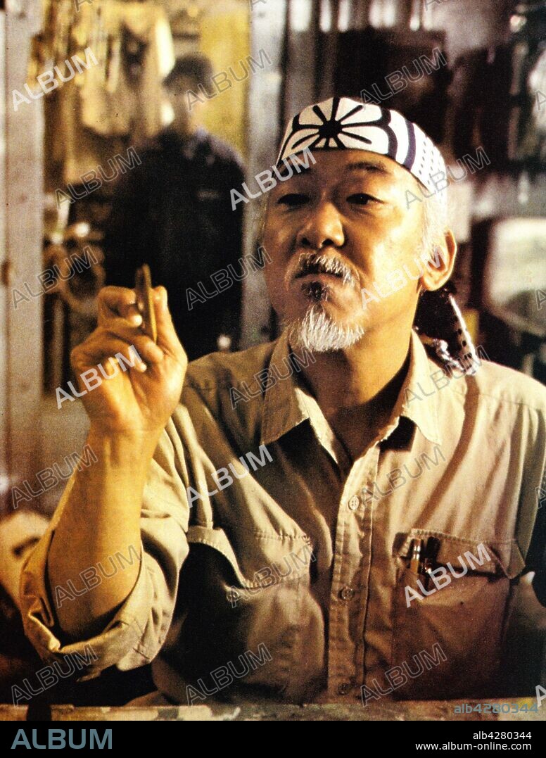 PAT MORITA en KARATE KID, EL MOMENTO DE LA VERDAD, 1984 (THE KARATE KID), dirigida por JOHN G. AVILDSEN. Copyright COLUMBIA PICTURES.
