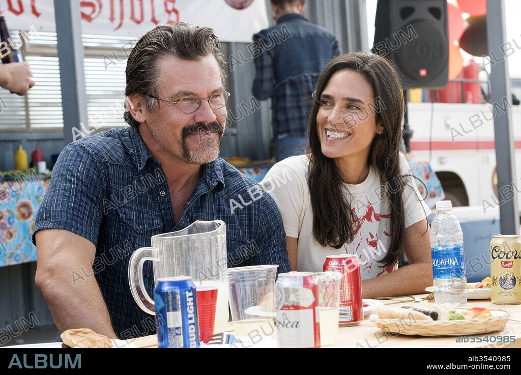 JENNIFER CONNELLY and JOSH BROLIN in ONLY THE BRAVE, 2017, directed by JOSEPH KOSINSKI. Copyright BLACK LABEL MEDIA.