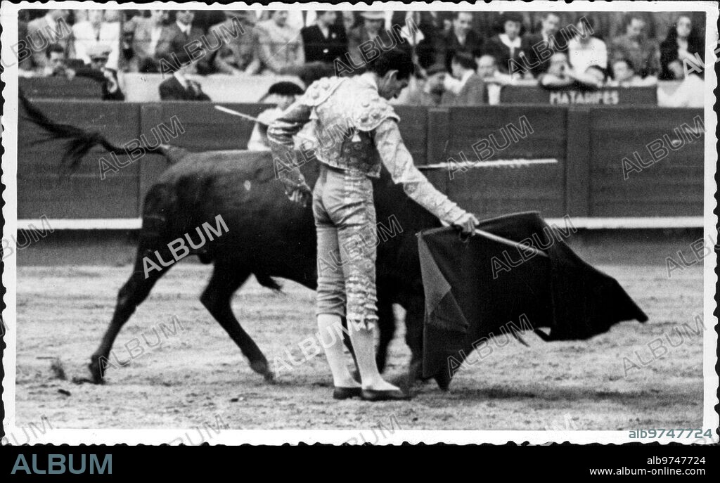 Manolete, bullfighting with the muleta at the San Isidro Fair in 1944.