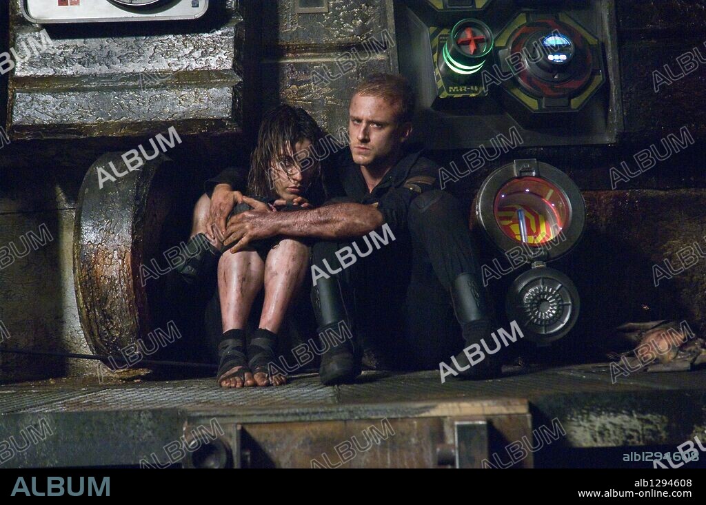 ANTJE TRAUE und BEN FOSTER in PANDORUM, 2009, unter der Regie von CHRISTIAN ALVART. Copyright CONSTANTIN FILM / MAIDMENT, JAY.