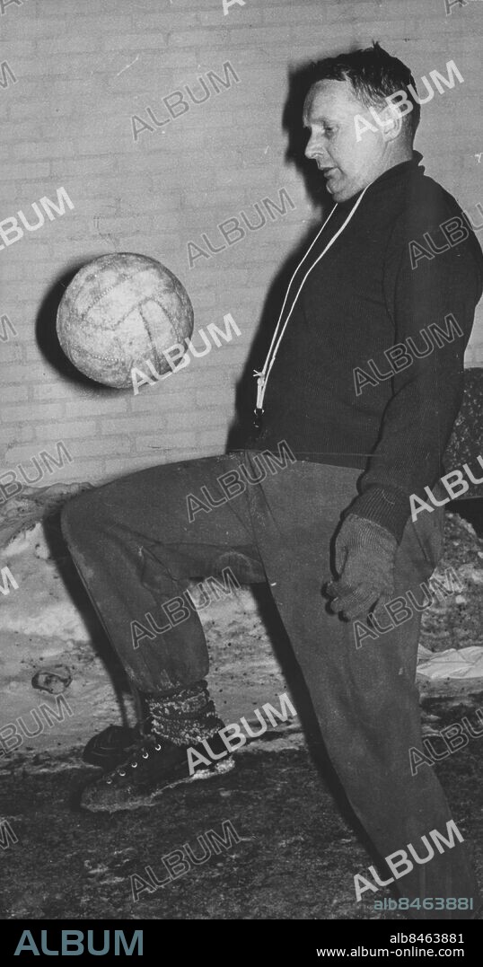 GÖTEBORG 1966-01-18.. Sven Agne Larsson - fotbollsspelare i bl.a. Häcken, Öis, Åtvidaberg och Halmstad. *** Local Caption *** GT - Foto: Walter Hedén / Kamerareportage / TT / Kod: 2524.
