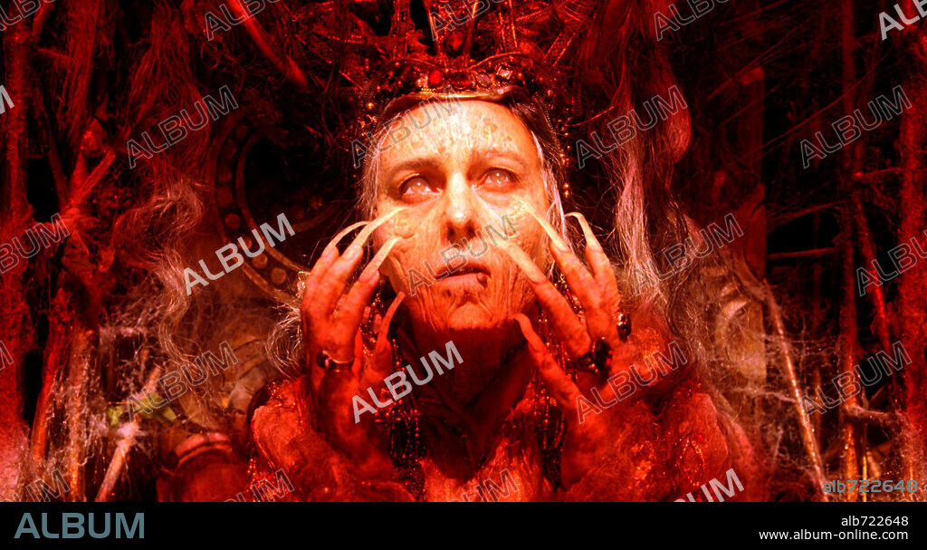 MONICA BELLUCCI en EL SECRETO DE LOS HERMANOS GRIMM, 2005 (THE BROTHERS GRIMM), dirigida por TERRY GILLIAM. Copyright DIMENSION FILMS.