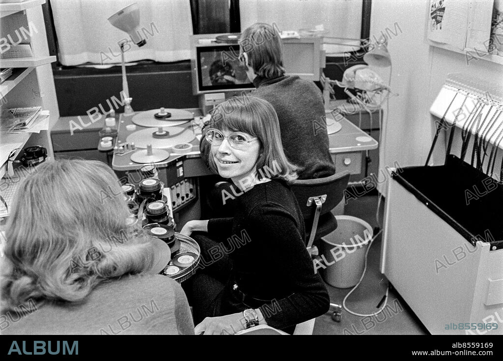 GÖTEBORG 1971-01-05.. Carin Mannheimer (i mitten), författare, regissör och producent vid Sveriges Television, med medarbetare.. Foto: Bertil S-son Åberg / RiR / SVT / Kod: 5600. RiR 20039 sv/v neg . Filmrullar.
