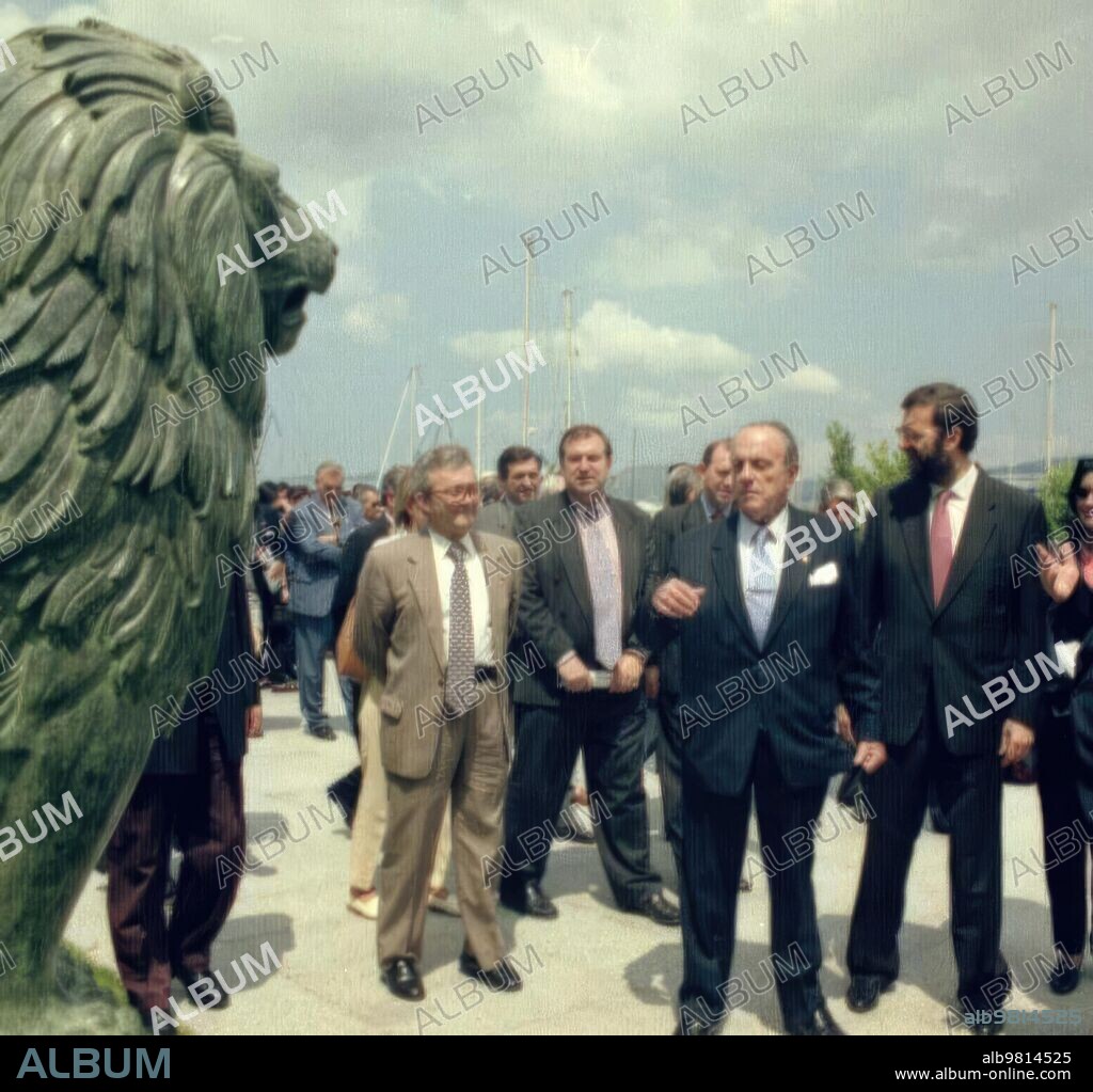 16 junio 1997. Vertical Terra Única, en el centro de la actividad Cultural - foto en la inauguración en Vigo de la exposición.