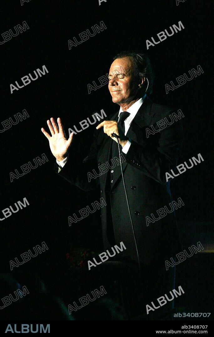 May 9, 2005 - Espinho, PORTUGAL - ESPINHO, PORTUGAL: Spanish singer Julio Iglesias .performing at Casino de Espinho before travelling to Algarve to .his next show in Portugal..5-7-2005. ROBERTO SANTORINI-Espinho FILES- 2005.K43085(Credit Image: © Globe Photos/ZUMAPRESS.com). 09/05/2005