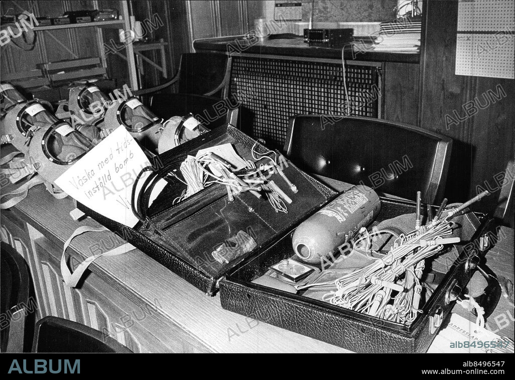 Stockholm 1977-08-11. Operation Leo, namn på en planerad kidnappning av statsrådet Anna-Greta Leijon som leddes av den tyske terroristen Norbert Kröcher. Operationen ansågs vara en hämndaktion då Leijon ansvarat för utvisningen av de fem överlevande terroristerna från Västtyska ambassaddramat i Stockholm två år tidigare. Säkerhetspolisen avslöjade planerna och såväl tyska som svenska medborgare dömdes för brotten. BILDEN: Beslagtagen utrustning hos polisen som terrorligan planerade att använda sig av vid kidnappningen. Foto: Dan Hansson / SvD / TT / kod 12014.