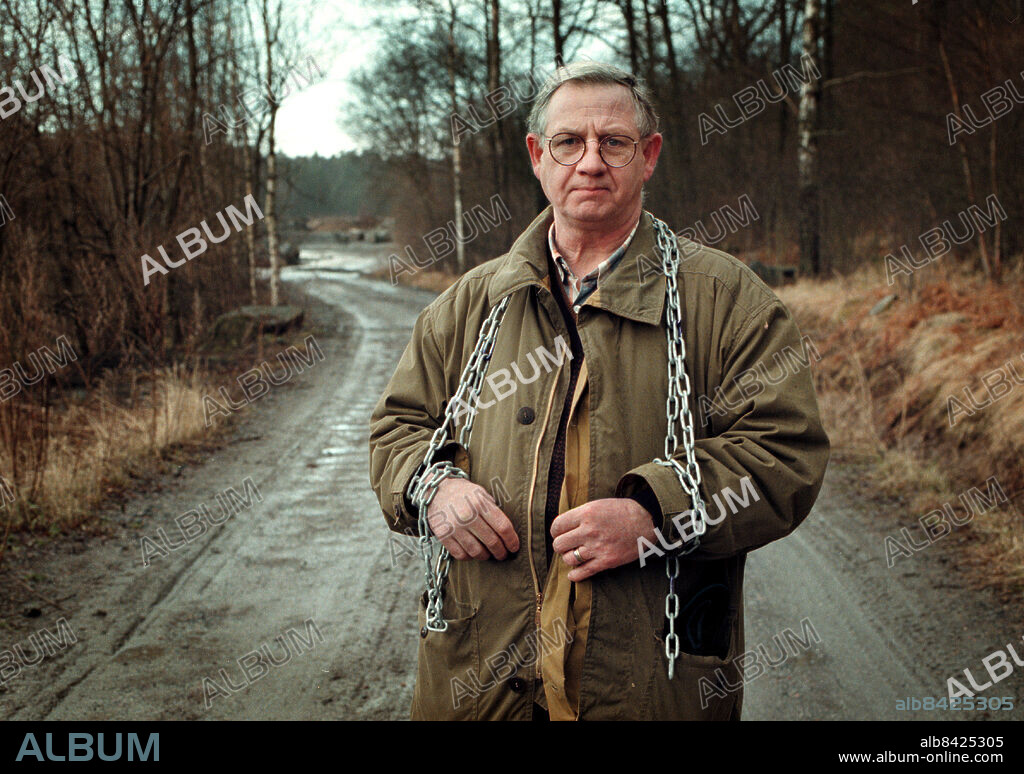 Göteborg Bersjön 1999-03-01. ANTHONY CURRY POLITIKER S SOCIALDEMOKRAT - ORDFÖRANDE I BERGSJÖNS STADSDELSNÄMND STÅR PÅ VÄGEN TILL DET PLANERADE STENBROTTET OCH RASSLAR MED KEDJAN HOTAR MED ATT KEDJA FAST SIG I BERGET STRID MOT VÄGVERKET PROTESTERAR MOT TÄNKT BERGSTÄKT I BERGSJÖN. Foto: Laila Ekstedt / GP *** Local Caption *** . LAILA EKSTEDT.
