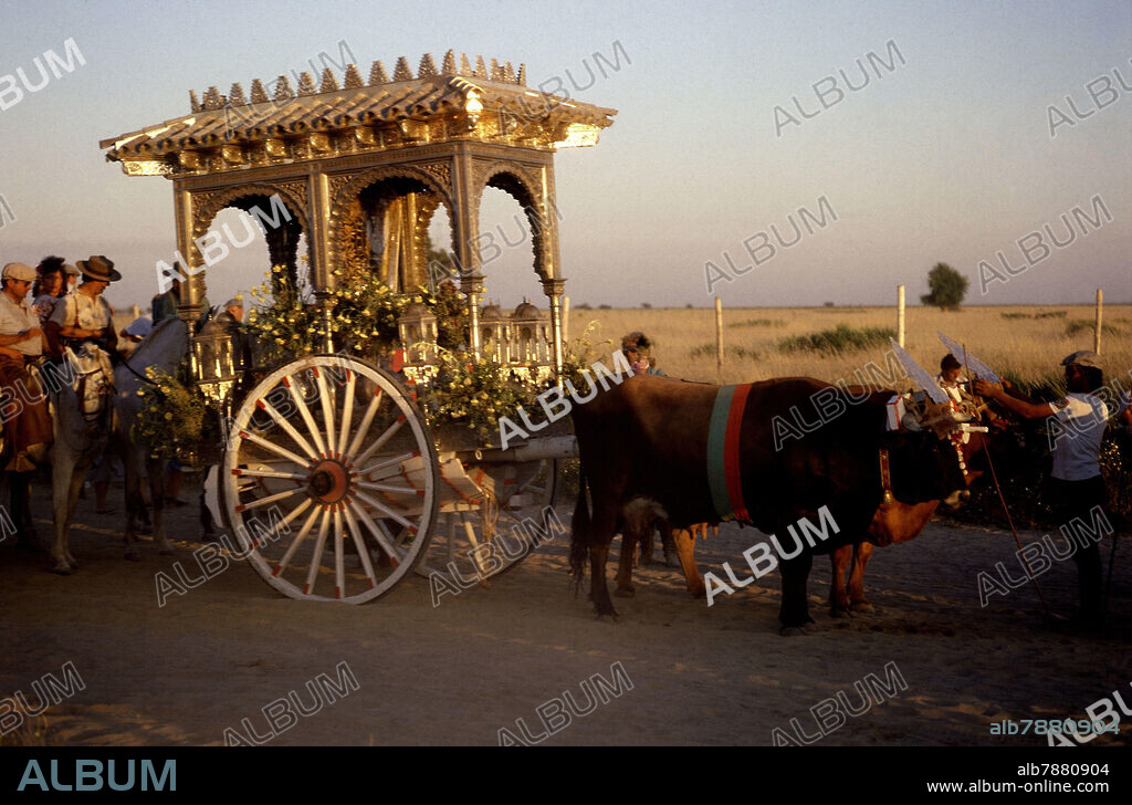 CARRETA DEL SIMPECADO TIRADA POR BUEYES CAMINO DEL ROCIO - FOTO 1978.