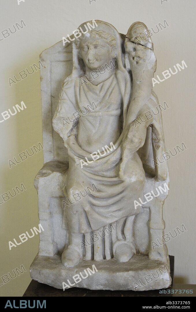 Ceres o Fortuna. Siglo II d. C. Divinidad femenina entronizada, con túnica y manto, llevando cornucopia. Museo Nacional Arqueológico. Tarragona. Cataluña. España. Goddess Ceres or Fortuna. Roman religion. Statue. Enthroned with robe, mantle and cornucopia. 2nd century AD. National Archaeological Museum. Tarragona. Spain.