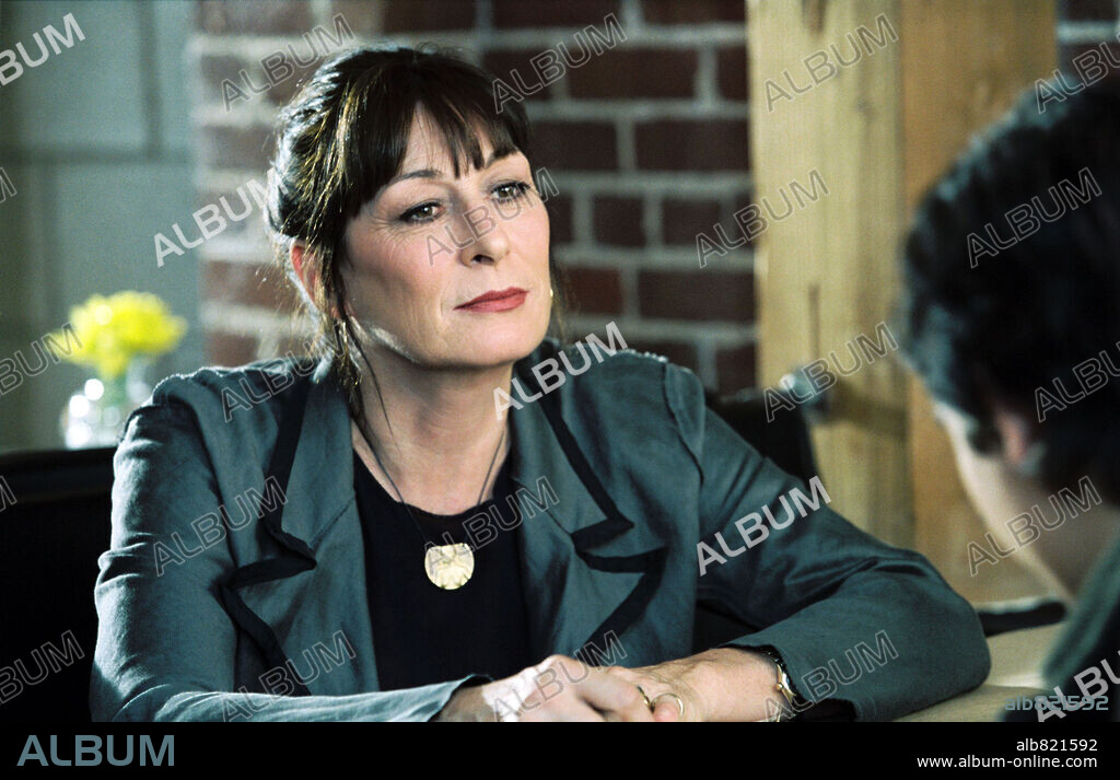 ANJELICA HUSTON in ART SCHOOL CONFIDENTIAL, 2006, unter der Regie von TERRY ZWIGOFF. Copyright UNITED ARTISTS.