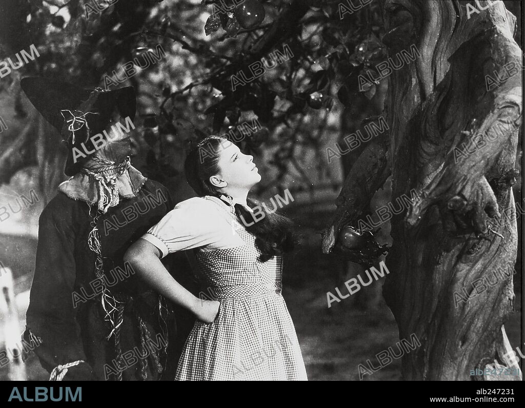 JUDY GARLAND and RAY BOLGER in THE WIZARD OF OZ, 1939, directed by VICTOR FLEMING. Copyright M.G.M.
