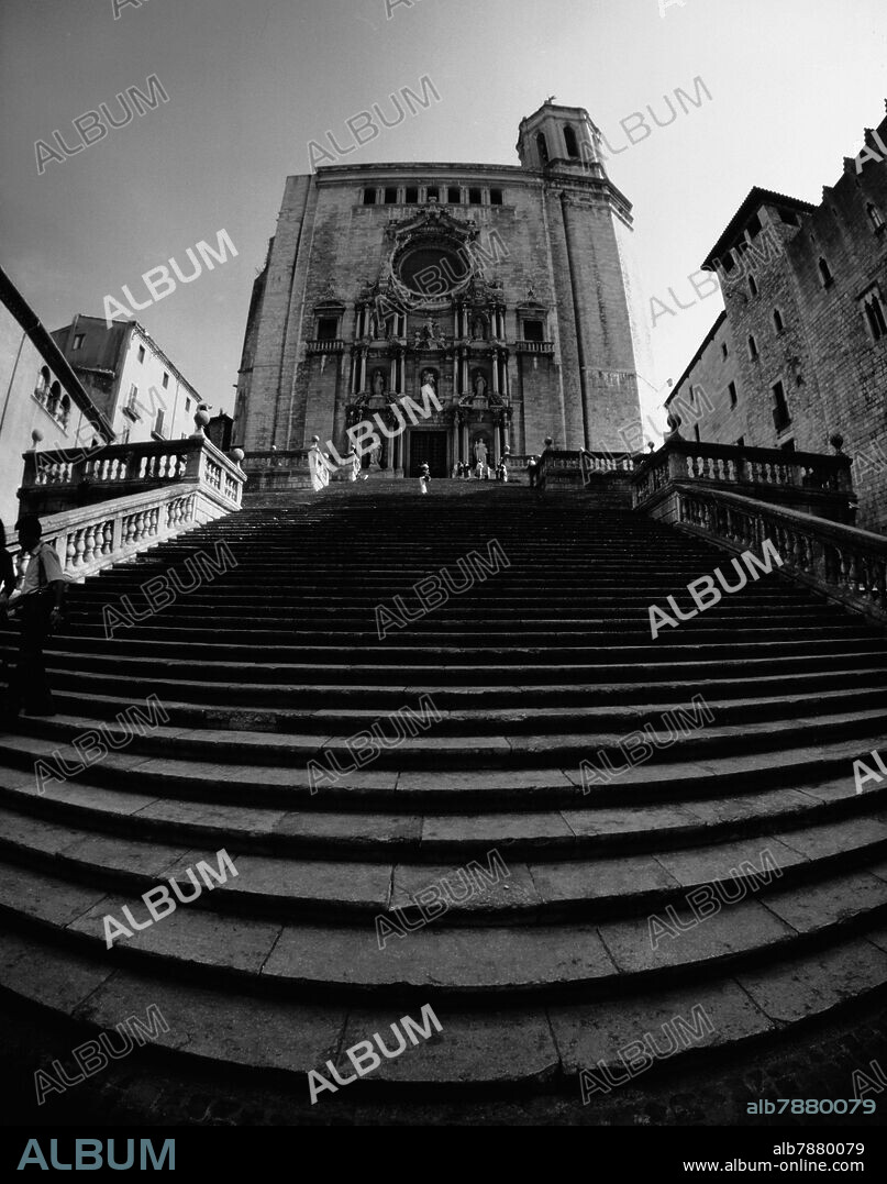 ESCALINATA Y FACHADA BARROCA DE LA CATEDRAL DE GERONA - 1730 - FOTOGRAFIA EN BLANCO Y NEGRO REALIZADA EN 1960.