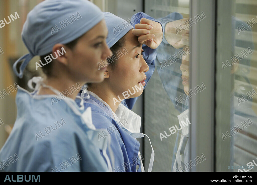ELLEN POMPEO und SANDRA OH in GREY'S ANATOMY, 2005. Copyright TOUCHSTONE TELEVISION.