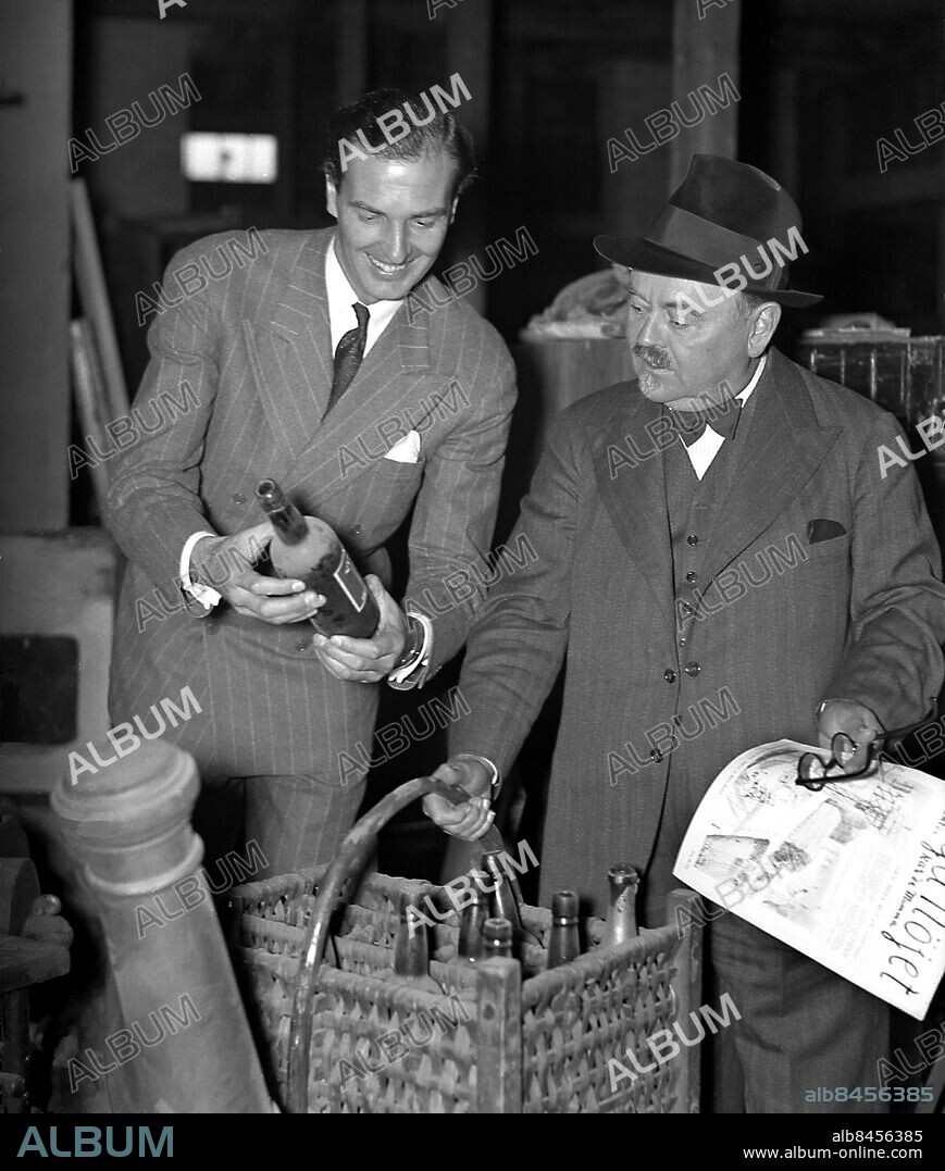 ARKIV 1938. Man studerar en gammal vinbutelj på Riddarholmens auktionsverk.. Public at Riddarholmens auctioneer's office.. Foto: TT / Kod 1900.