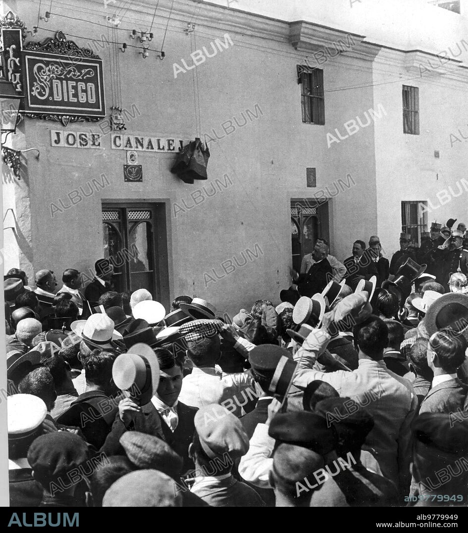 September 1910. From the centenary of the Cortes of Cádiz. Time to discover the tombstone that gives the name of Don José Canalejas to San Diego Street.