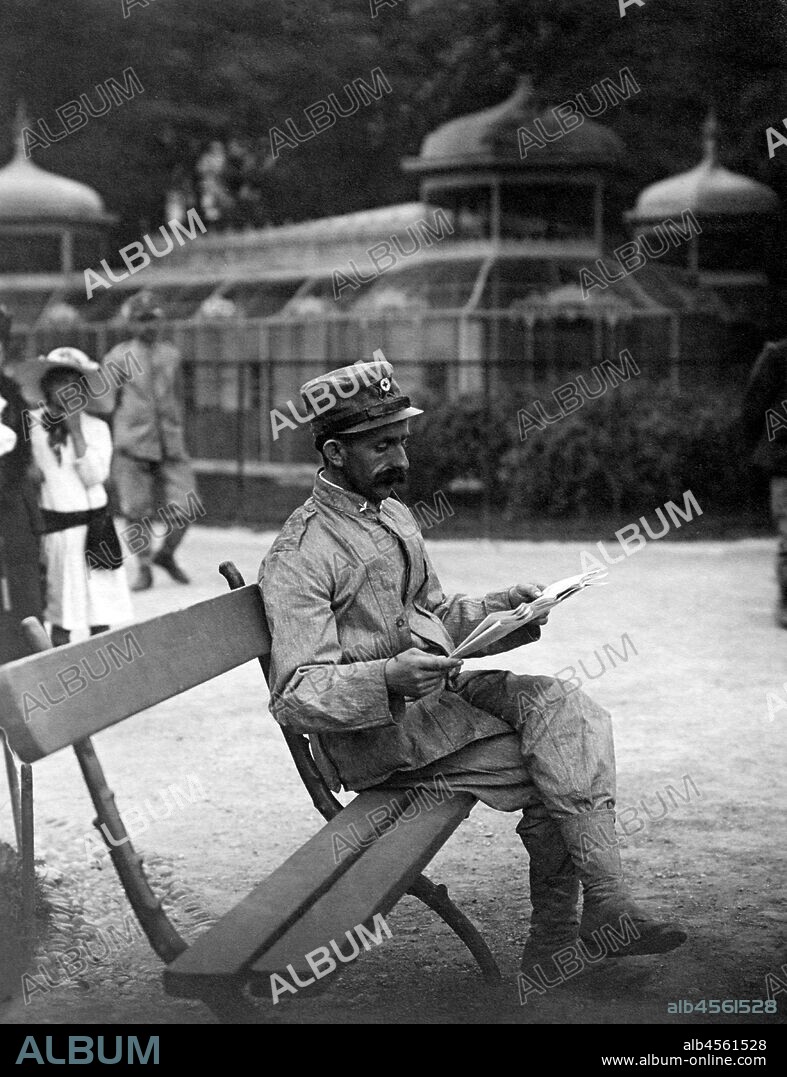 Soldier reading newspaper. 1915-18.