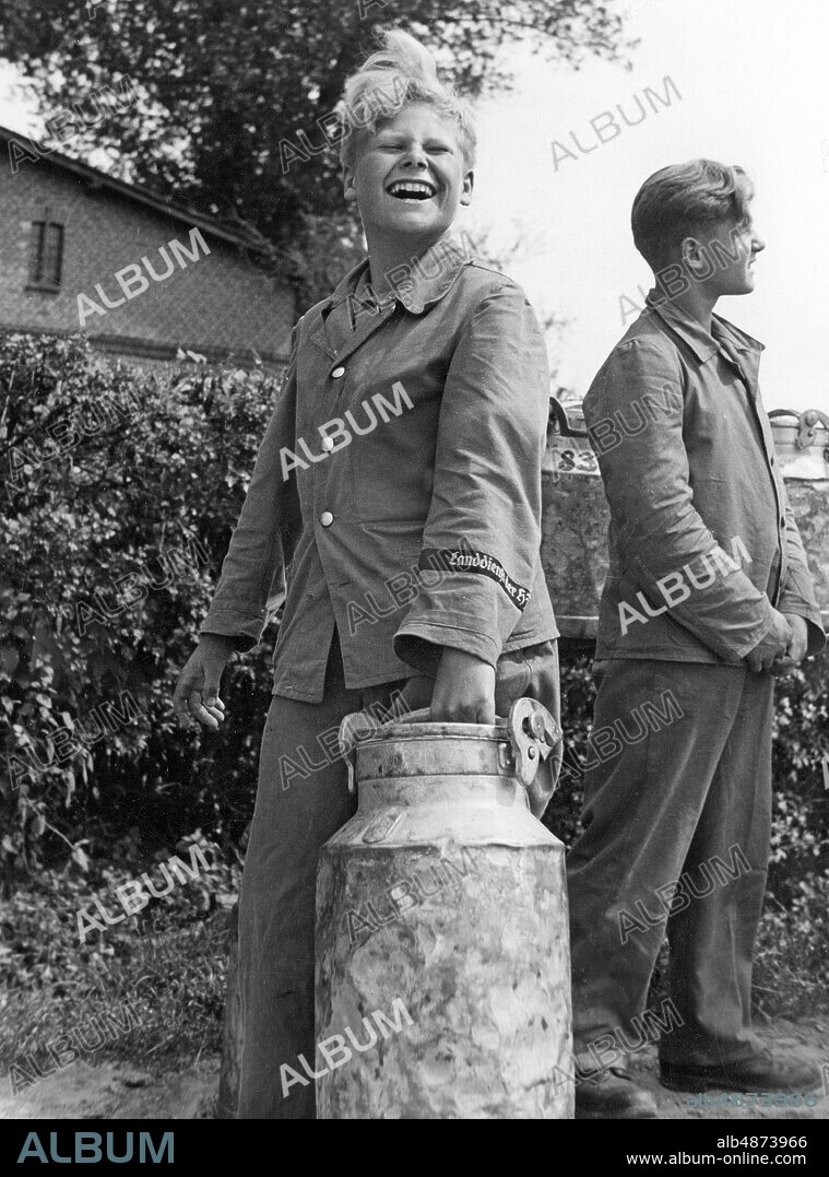 GERMANY around 1940. Orig. caption ... LANDDIENST DER HITLERJUGEND. GREAT CITY TEAMS LEARN COWING MILK. Service on the land is war service to the people - and what a healthy German boy today does not like and happily comes after his most impenetrable war mission! (...) Land Service of the Hitler Youth. One counts the milk cans, one drags them here. Tomorrow those roles will be exchanged. Photo: AB Text & Bilder / SVT / Code: 5600 Note. For full text see original. Folder: Germany u.k .: Hitlerjugend during the war V86: 1 Slideshow Photo report Milk jugs sites: GERMANY PhotoDate: 194? - ?? - ??.