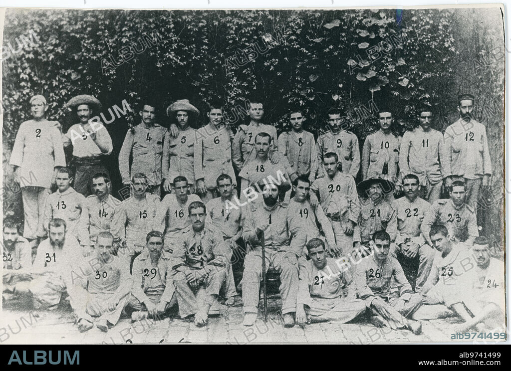Filipinas, 1899. Impresionante grupo de los últimos de Filipinas. 1.- Oficial comandante del destacamento, don Saturnino Martín Cerezo; 2.- Gregorio Catalán Valero; 3.- Vicente Pedrosa Carballeda; 4.- Loreto Gallego García. 5.- Ramón Boades Tormo; 6.- Miguel Méndez Expósito; 7.- José Jiménez Berro; 8.- Felipe Castillo Castillo; 9.- José Pineda Turán; 10.- José Martínez Santos; 11.- Eufemio Sánchez Martínez: 12.- Ramón Ripollés Cardona; 13.- Timoteo López Larios; 14.- Pedro Planas Basagañas; 15.- Francisco Real Yuste; 16.- Luis Cervantes Dato; 17.- Juan Chamizo Lucas; 18.- Manuel Menor Ortega; 19.- Marcelo Adrián Obregón; 20.- Marcos Mateo Conesa; 21.- Antonio Bauza Fullana; 22.- José Hernández Arocha; 23..- Eustaquio Gopar Hernández; 24.- Santos González Roncal; 25.- Miguel Pérez Leal; 26.- José Olivares Conejero; 27.- Emilio Fabregat Fabregat; 28.- Jesús García Quijano; 29.- Bernardino Sánchez Cainzos; 30.- Domingo Castro Camarena; 31.- Pedro Vila Garganté; 32.- Ramón Mir Brils.