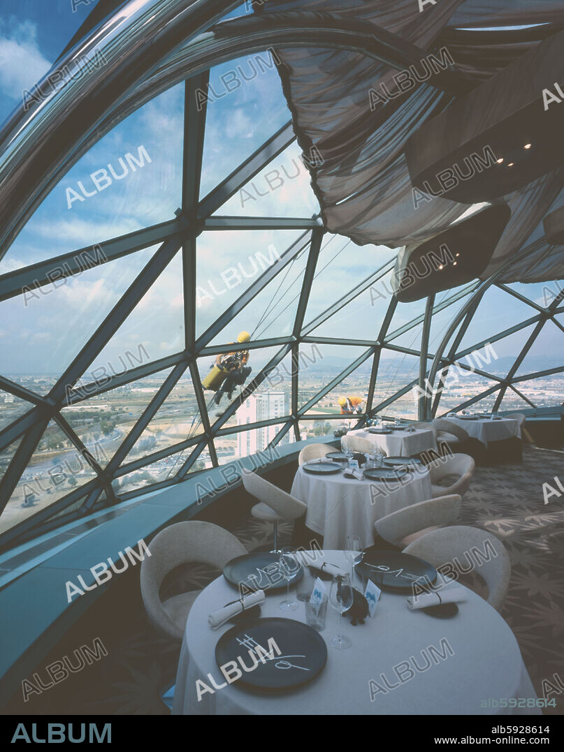 NEW HESPERIA TOWER HOTEL (2006) EVO Restaunrant located in the glass dome.