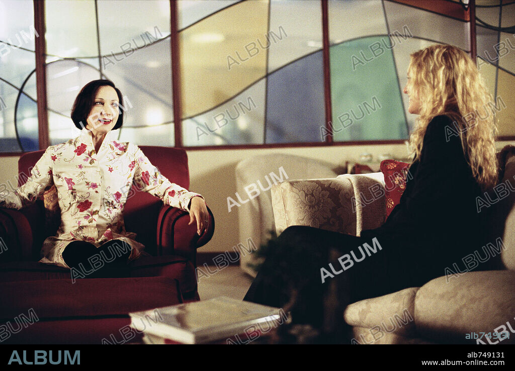 BEBE NEUWIRTH and KATE HUDSON in HOW TO LOSE A GUY IN 10 DAYS, 2003, directed by DONALD PETRIE. Copyright PARAMOUNT PICTURES / GIBSON, MICHAEL.