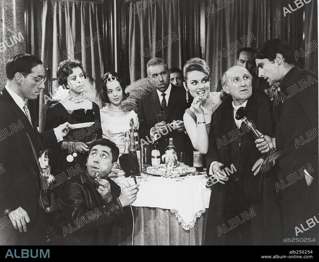 AMELIA DE LA TORRE, CASSEN, FELIX FERNANDEZ y JOSE LUIS LOPEZ VAZQUEZ en PLACIDO, 1961, dirigida por LUIS GARCIA BERLANGA. Copyright JET FILMS.
