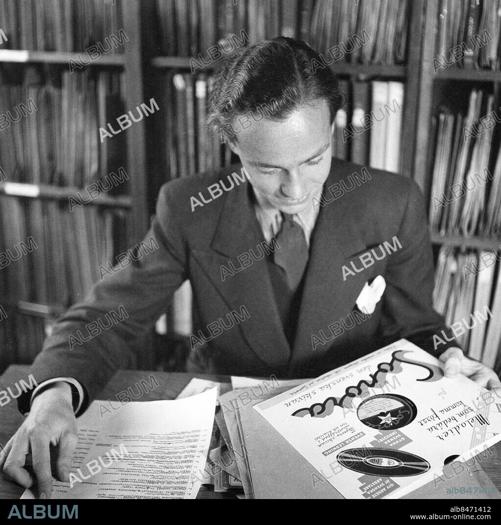 STOCKHOLM 1941-09.. Lennart Edling, Grammofonarkivet, plockar fram skivorna till Musikalisk fältpost.. Foto: Sören Hoffman / RiR / SVT / Kod: 5600. Bild och reportage publ. i RiR 42/41 sid. 10.. RiR sv/v. Mapp: Radio - Lokaler Grammofonarkivet L5.