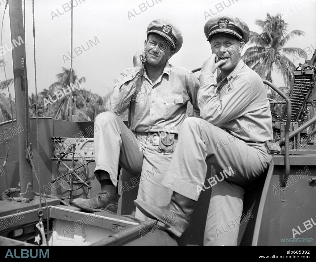 JOHN WAYNE y ROBERT MONTGOMERY en NOSOTROS FUIMOS LOS SACRIFICADOS, 1945 (THEY WERE EXPENDABLE), dirigida por JOHN FORD. Copyright M.G.M.